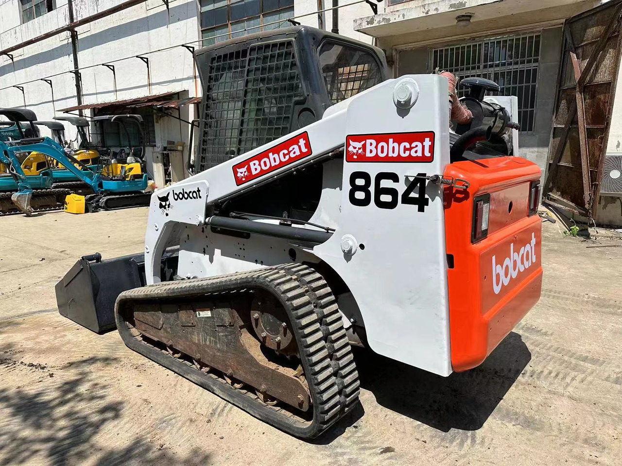 BOBCAT 864 - Мини-погрузчик с бортовым поворотом: фото 1 BOBCAT 864 - Мини-погрузчик с бортовым поворотом: фото 1