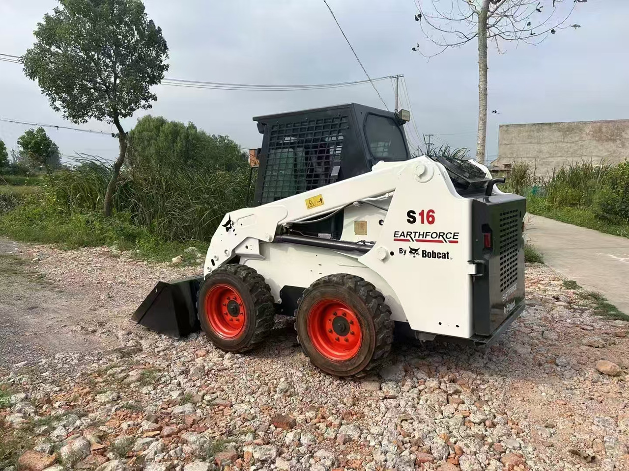 BOBCAT Skid Steer Loader S16 - Мини-погрузчик с бортовым поворотом: фото 4 BOBCAT Skid Steer Loader S16 - Мини-погрузчик с бортовым поворотом: фото 4