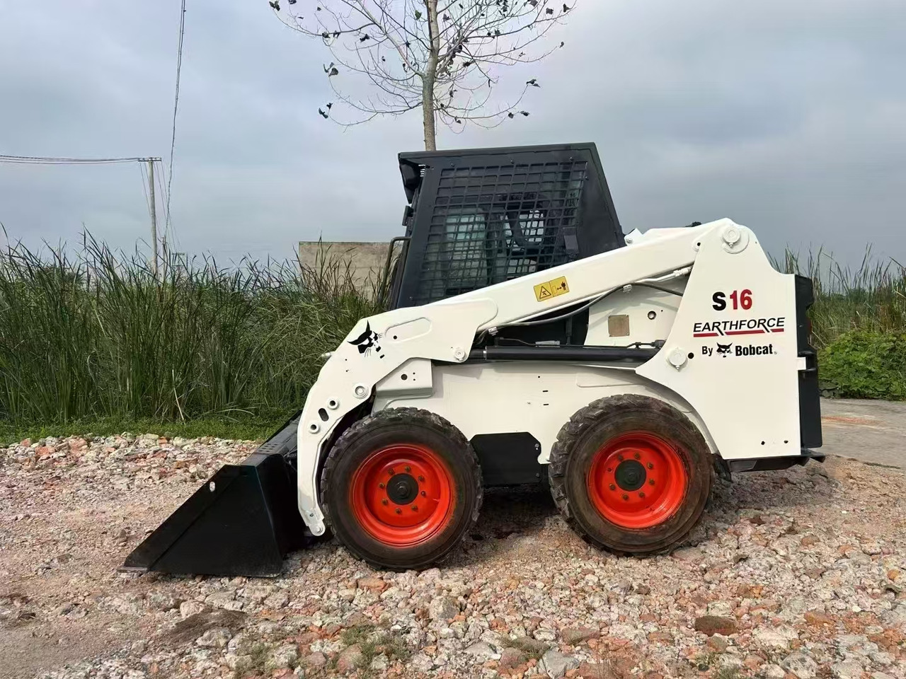 BOBCAT Skid Steer Loader S16 - Мини-погрузчик с бортовым поворотом: фото 3 BOBCAT Skid Steer Loader S16 - Мини-погрузчик с бортовым поворотом: фото 3