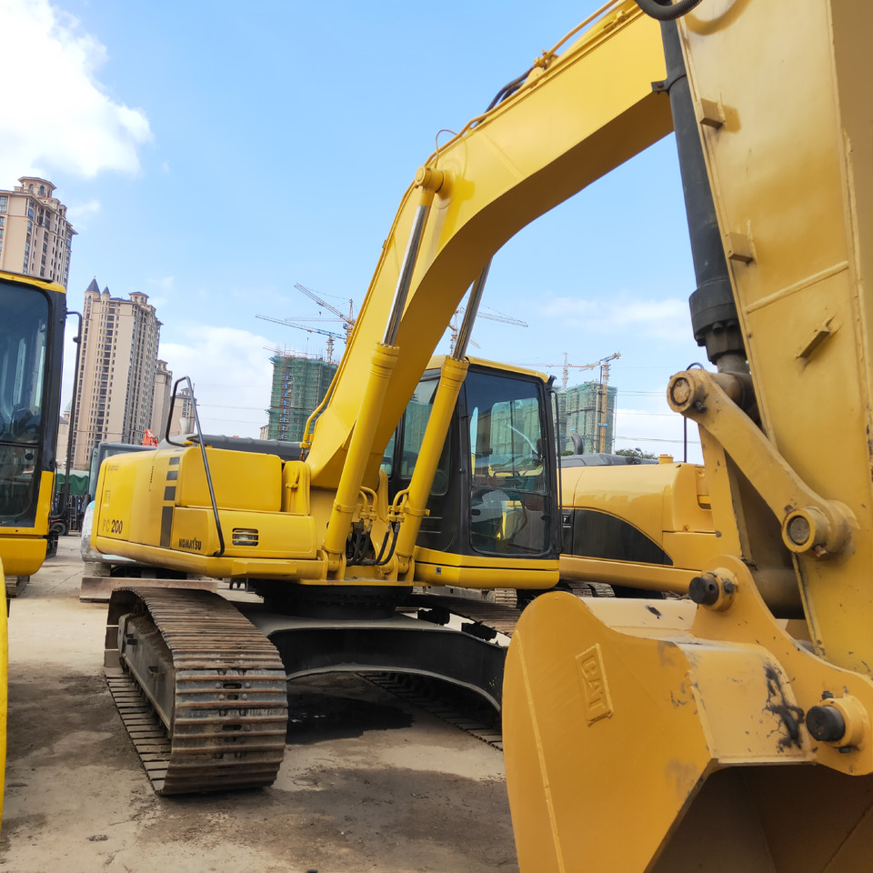 KOMATSU PC200-6 - Гусеничный экскаватор: фото 1 KOMATSU PC200-6 - Гусеничный экскаватор: фото 1