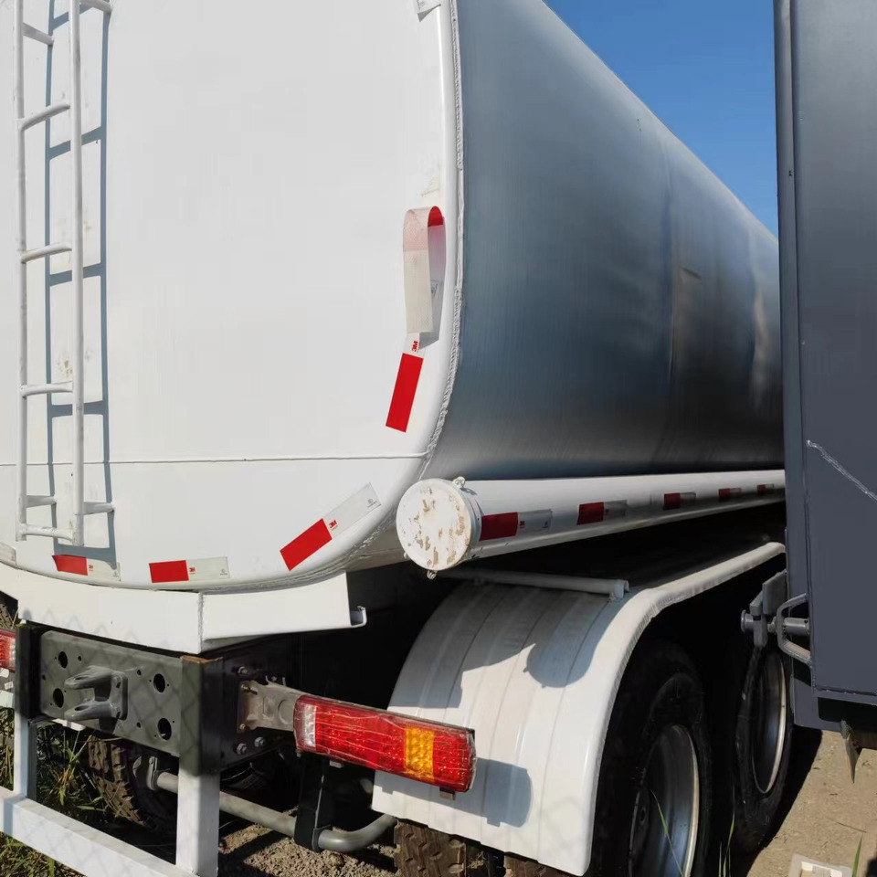 SINOTRUK HOWO 371 Fuel Tanker Truck Reliable Tanker Vehicle - Грузовик-цистерна: фото 4 SINOTRUK HOWO 371 Fuel Tanker Truck Reliable Tanker Vehicle - Грузовик-цистерна: фото 4