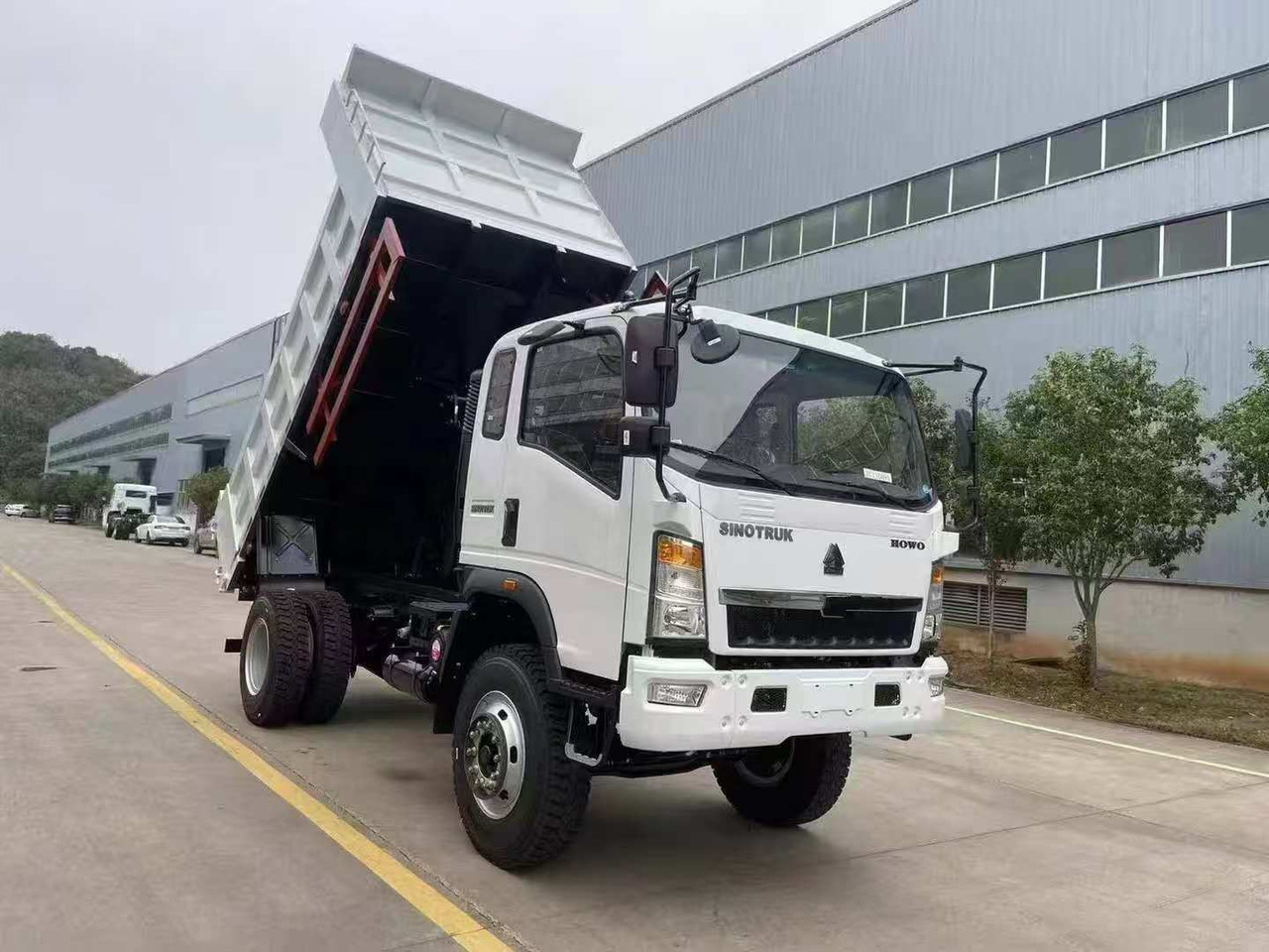 SINOTRUK HOWO 4x2 Dump Truck Click Here for Discount - Самосвал: фото 1 SINOTRUK HOWO 4x2 Dump Truck Click Here for Discount - Самосвал: фото 1