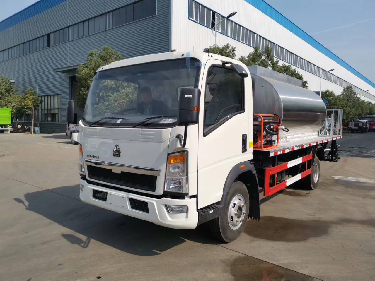 SINOTRUK HOWO CLICK HERE FOR DISCOUNT - Гудронатор: фото 2 SINOTRUK HOWO CLICK HERE FOR DISCOUNT - Гудронатор: фото 2
