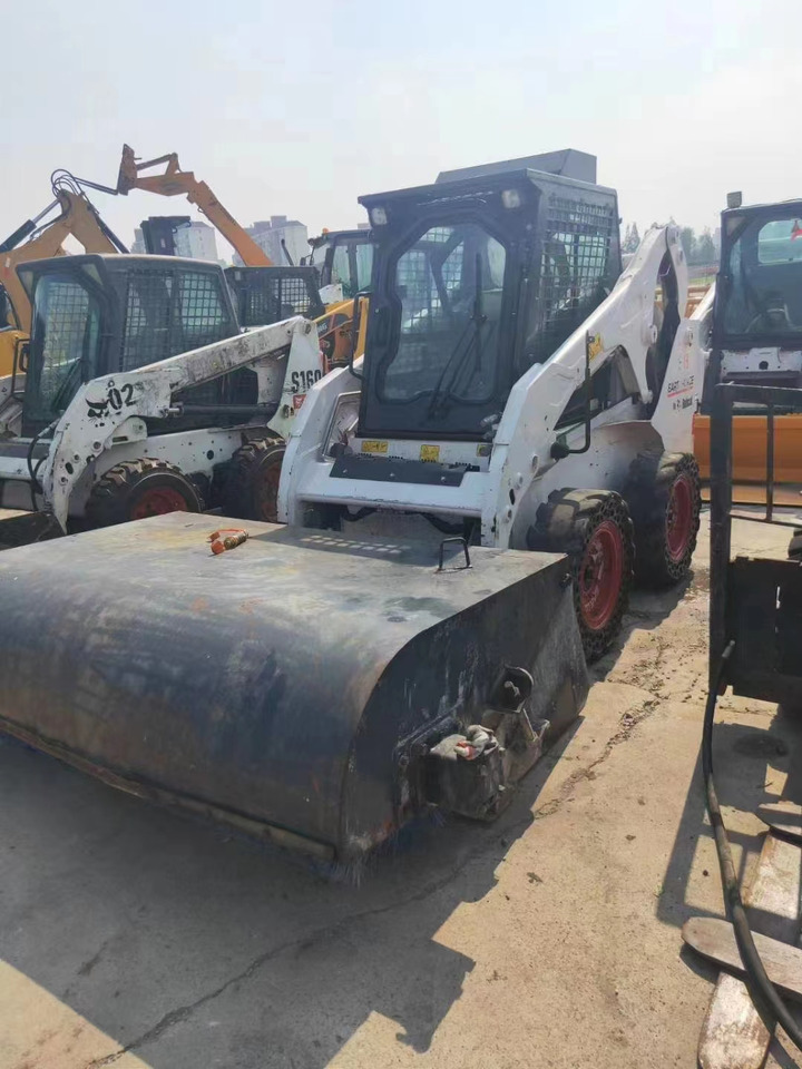 BOBCAT Skid Steer Loader S18 - Строительная техника: фото 1 BOBCAT Skid Steer Loader S18 - Строительная техника: фото 1