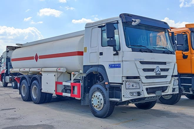 SINOTRUK Howo 400 Diesel Tanker Truck for Sale in Nigeria - Грузовик-цистерна: фото 1 SINOTRUK Howo 400 Diesel Tanker Truck for Sale in Nigeria - Грузовик-цистерна: фото 1