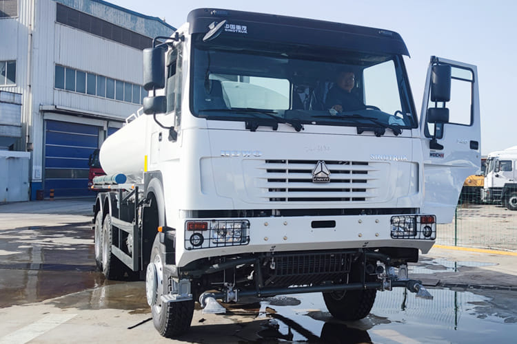 SINOTRUK Sinotruk Water Tanker Truck for Sale in Jamaica - Грузовик-цистерна: фото 1 SINOTRUK Sinotruk Water Tanker Truck for Sale in Jamaica - Грузовик-цистерна: фото 1
