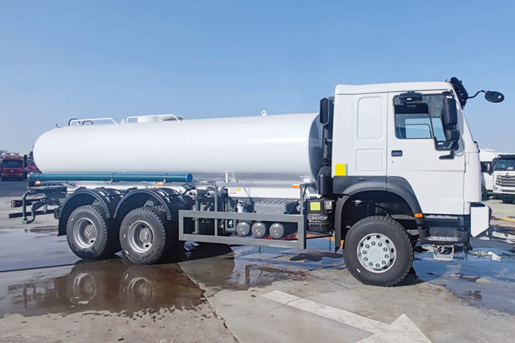 SINOTRUK Sinotruk Water Tanker Truck for Sale in Jamaica - Грузовик-цистерна: фото 3 SINOTRUK Sinotruk Water Tanker Truck for Sale in Jamaica - Грузовик-цистерна: фото 3