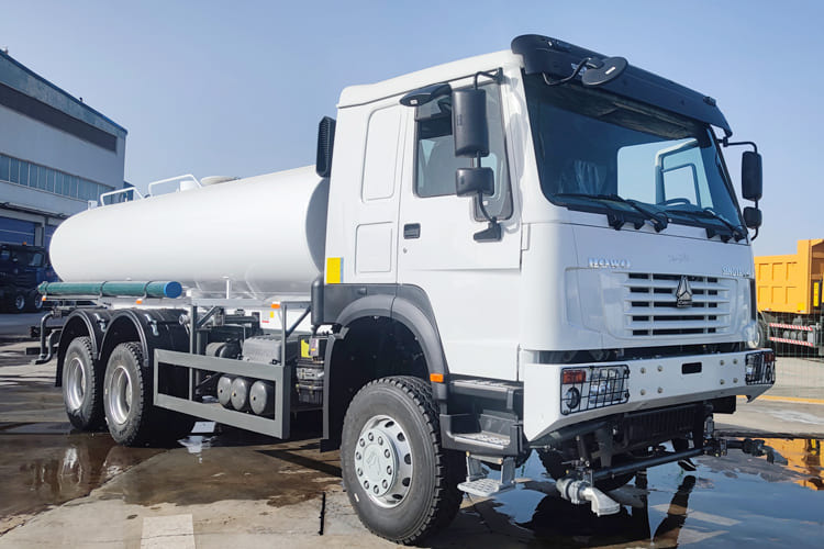 SINOTRUK Sinotruk Water Tanker Truck for Sale in Jamaica - Грузовик-цистерна: фото 2 SINOTRUK Sinotruk Water Tanker Truck for Sale in Jamaica - Грузовик-цистерна: фото 2