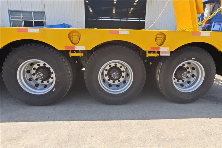 TITAN 40ft Low Bed Trailer with Hydraulic Folding Ladder for Sale In Malawi - Низкорамный полуприцеп: фото 4 TITAN 40ft Low Bed Trailer with Hydraulic Folding Ladder for Sale In Malawi - Низкорамный полуприцеп: фото 4