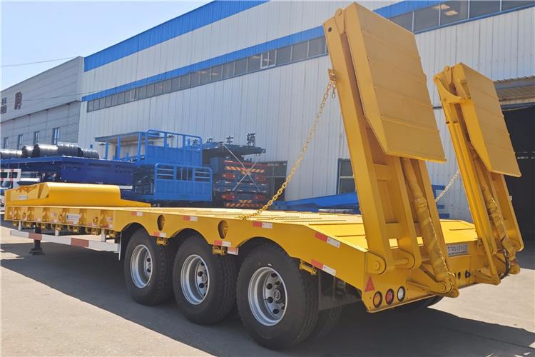 TITAN 40ft Low Bed Trailer with Hydraulic Folding Ladder for Sale In Malawi - Низкорамный полуприцеп: фото 2 TITAN 40ft Low Bed Trailer with Hydraulic Folding Ladder for Sale In Malawi - Низкорамный полуприцеп: фото 2