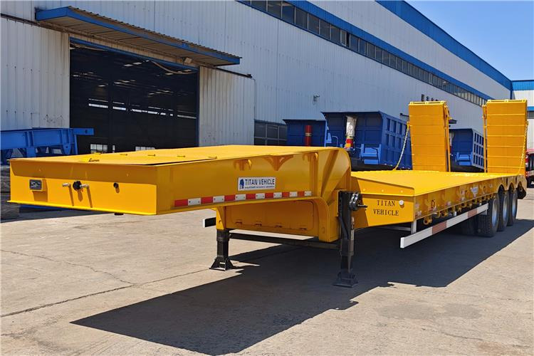 TITAN 40ft Low Bed Trailer with Hydraulic Folding Ladder for Sale In Malawi - Низкорамный полуприцеп: фото 1 TITAN 40ft Low Bed Trailer with Hydraulic Folding Ladder for Sale In Malawi - Низкорамный полуприцеп: фото 1