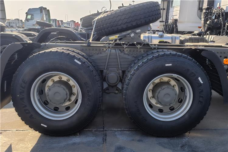 SINOTRUK Howo NX Truck Tractor 6x4 380hp Price for Sale In Tanzania - Тягач: фото 5 SINOTRUK Howo NX Truck Tractor 6x4 380hp Price for Sale In Tanzania - Тягач: фото 5