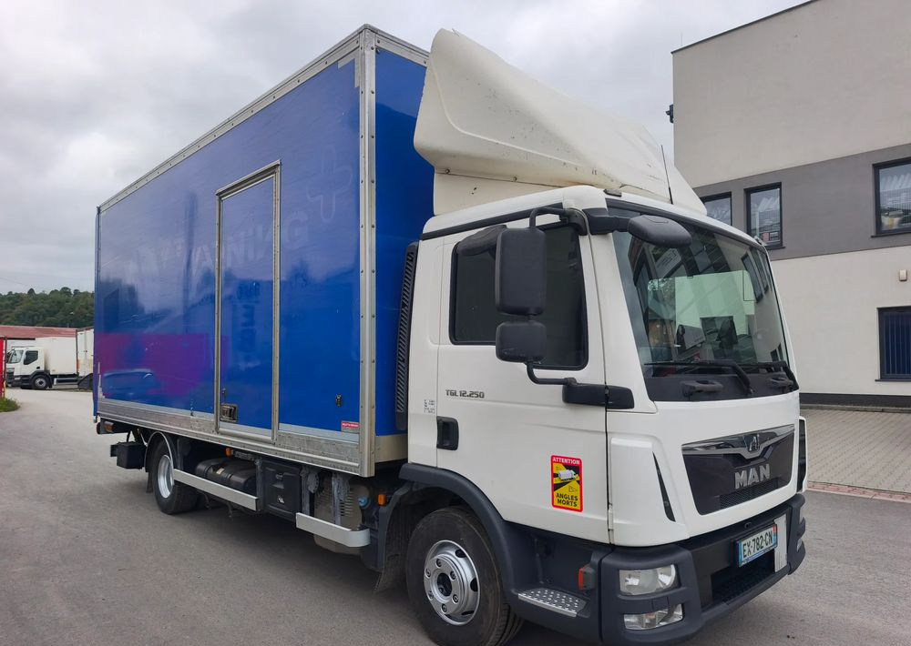 MAN TGL 12.250 kontener 6,2 , winda - Грузовик с закрытым кузовом: фото 2 MAN TGL 12.250 kontener 6,2 , winda - Грузовик с закрытым кузовом: фото 2