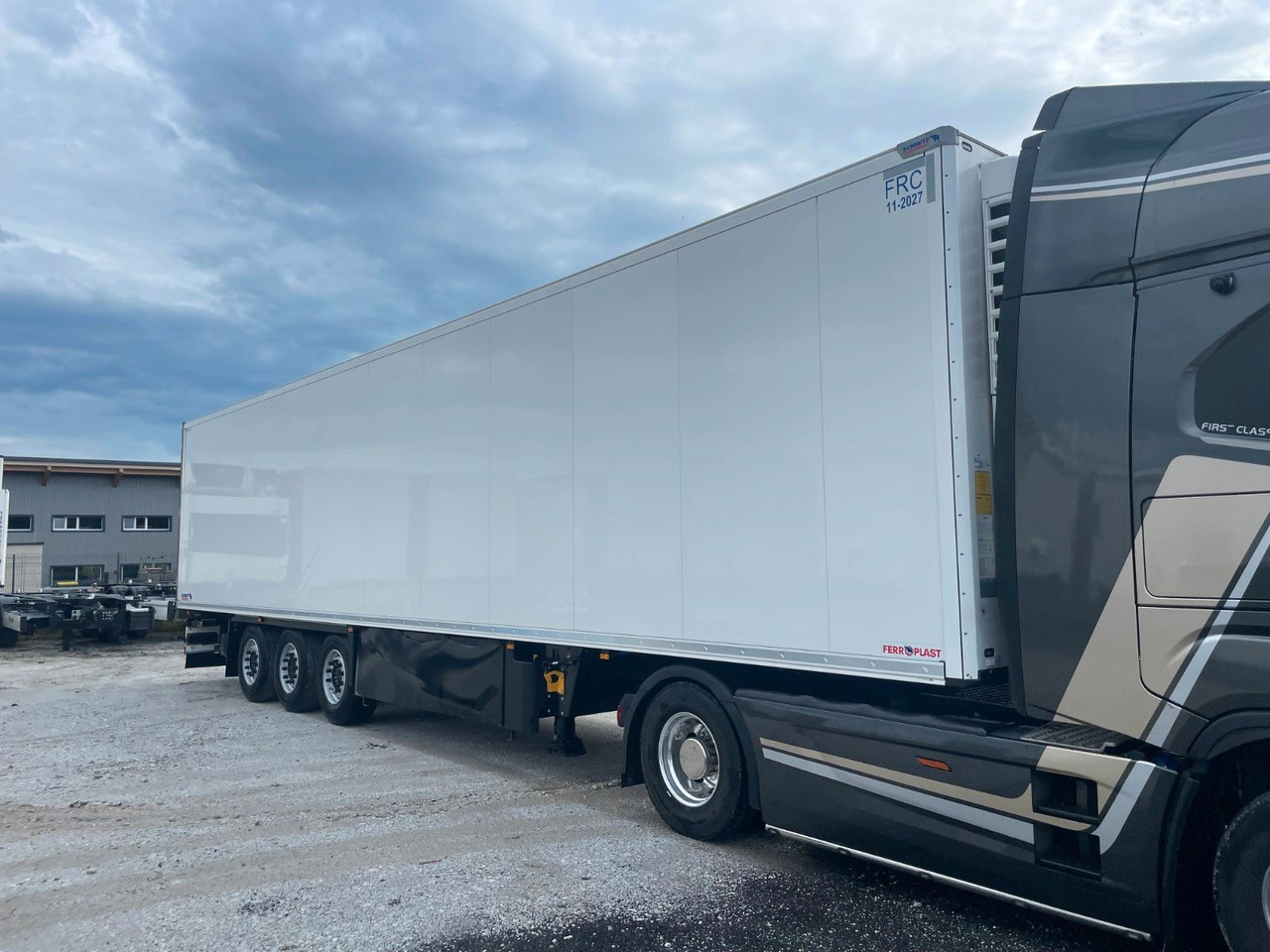 Schmitz Cargobull SKO 24 Cool V7 DoppelStock Blumenbreit - Полуприцеп-фургон: фото 2 Schmitz Cargobull SKO 24 Cool V7 DoppelStock Blumenbreit - Полуприцеп-фургон: фото 2