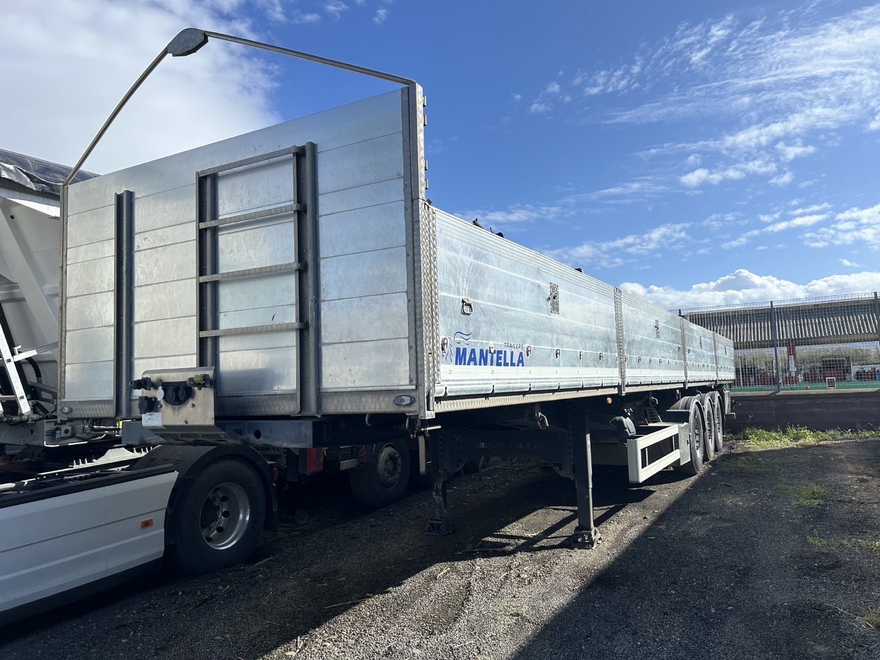 Mantella Trailers Srl SR Ribalt Bilaterale in acciaio sponde in alluminio - Самосвальный полуприцеп: фото 1 Mantella Trailers Srl SR Ribalt Bilaterale in acciaio sponde in alluminio - Самосвальный полуприцеп: фото 1