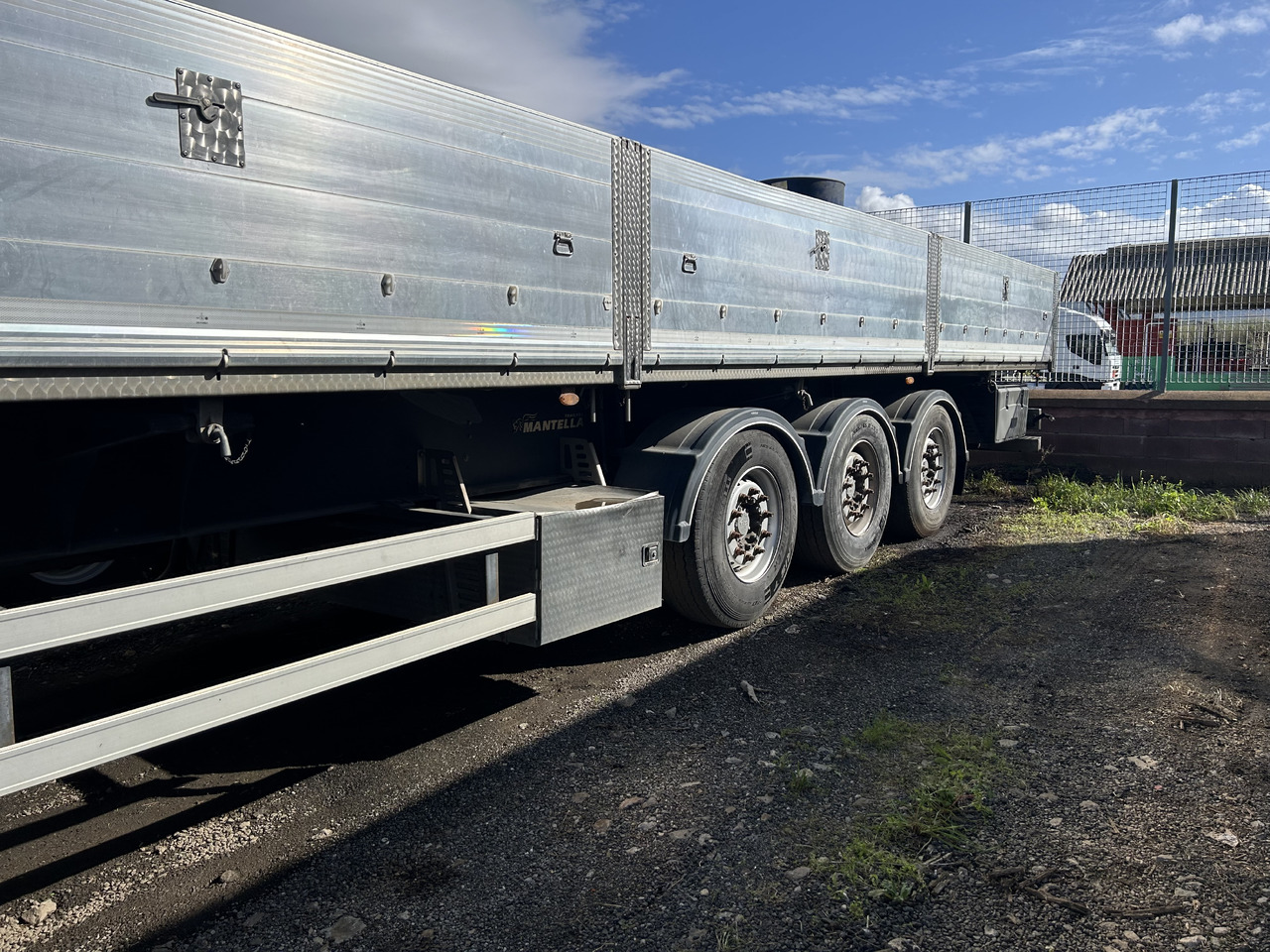 Mantella Trailers Srl SR Ribalt Bilaterale in acciaio sponde in alluminio - Самосвальный полуприцеп: фото 2 Mantella Trailers Srl SR Ribalt Bilaterale in acciaio sponde in alluminio - Самосвальный полуприцеп: фото 2