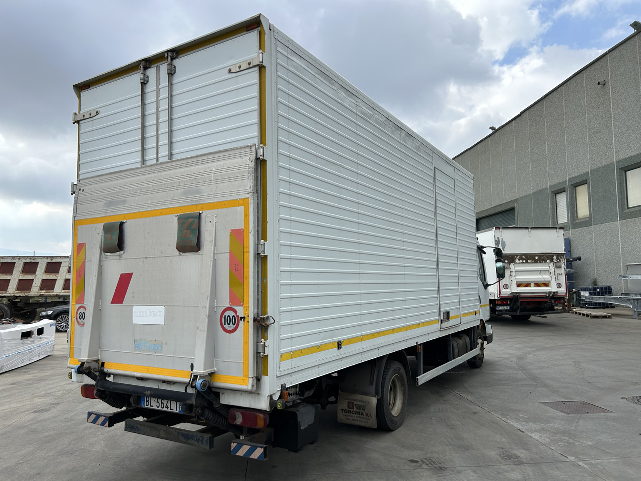 RENAULT Midlum 180 con furgonatarura e sponda - Грузовик с закрытым кузовом: фото 3 RENAULT Midlum 180 con furgonatarura e sponda - Грузовик с закрытым кузовом: фото 3