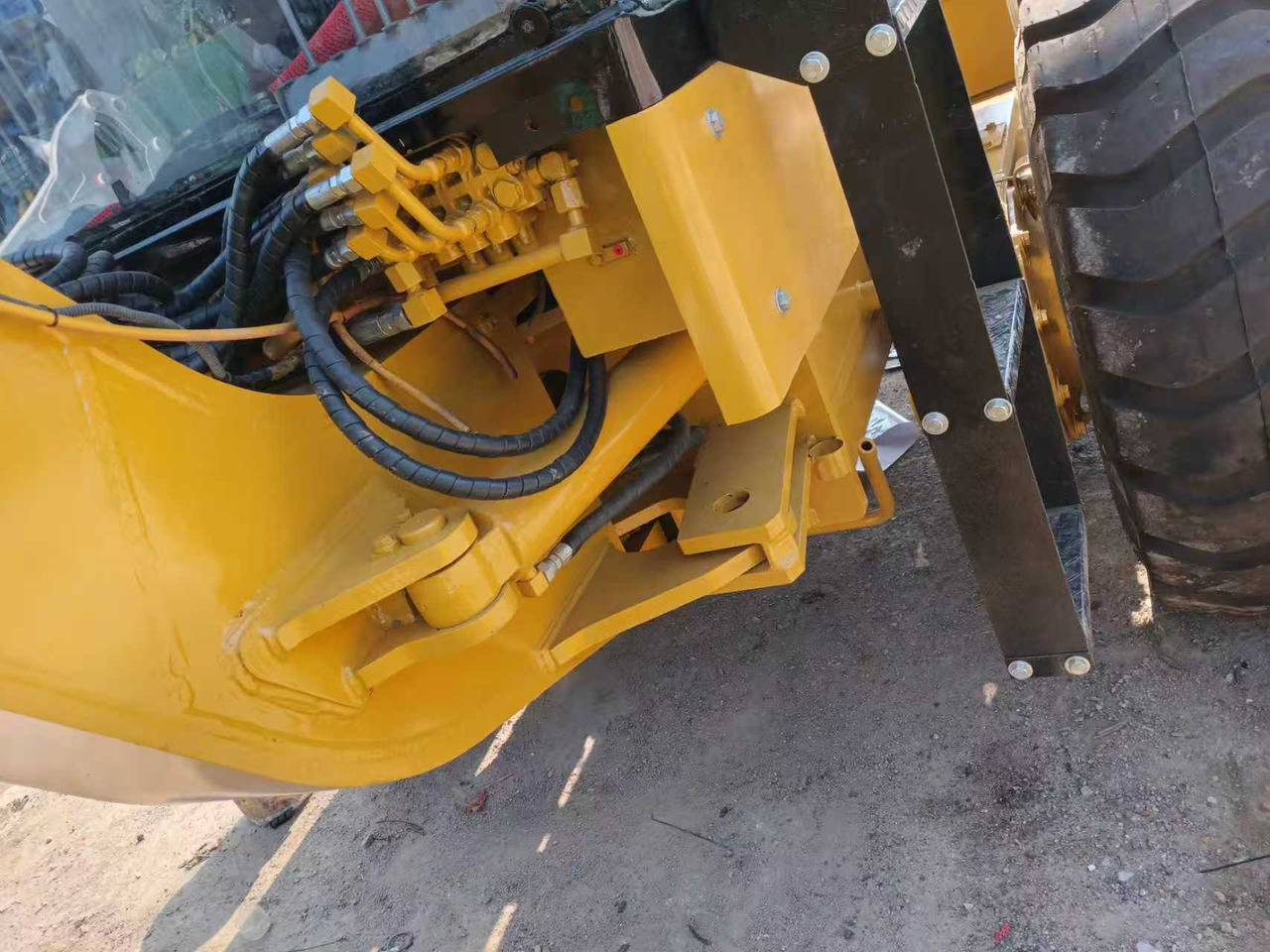 CATERPILLAR 140K used motor grader low price - Грейдер: фото 5 CATERPILLAR 140K used motor grader low price - Грейдер: фото 5