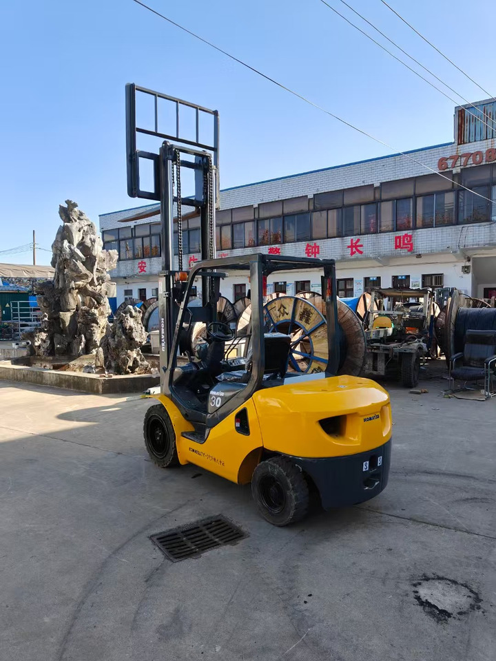 KOMATSU FD30T japan brand used 3 ton forklift - Дизельный погрузчик: фото 1 KOMATSU FD30T japan brand used 3 ton forklift - Дизельный погрузчик: фото 1