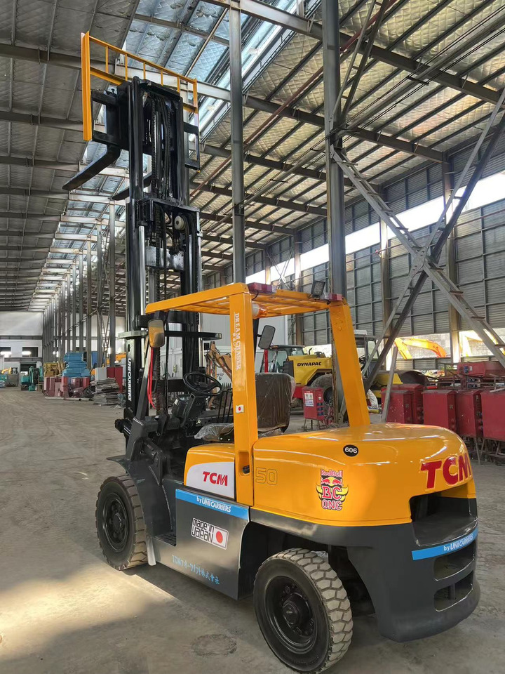 TCM fd50 japan brand original 5 ton diesel forklift 3 section 4.5m Customizable mast clamp side shift - Дизельный погрузчик: фото 3 TCM fd50 japan brand original 5 ton diesel forklift 3 section 4.5m Customizable mast clamp side shift - Дизельный погрузчик: фото 3