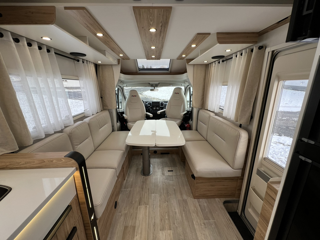 Pilote Pacific P696D Hubbett - Solar - Markise - Полуинтегрированный автодом: фото 3 Pilote Pacific P696D Hubbett - Solar - Markise - Полуинтегрированный автодом: фото 3