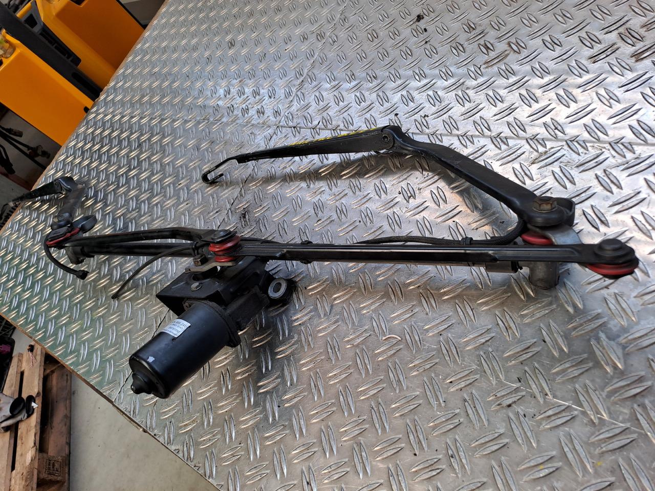 Gebrauchter MAN TGL 8.220 Scheibenwischergestänge und Wischermotor, Artikel - Nr.: 81.26411 - 6118 - Щетка стеклоочистителя для Грузовиков: фото 1 Gebrauchter MAN TGL 8.220 Scheibenwischergestänge und Wischermotor, Artikel - Nr.: 81.26411 - 6118 - Щетка стеклоочистителя для Грузовиков: фото 1