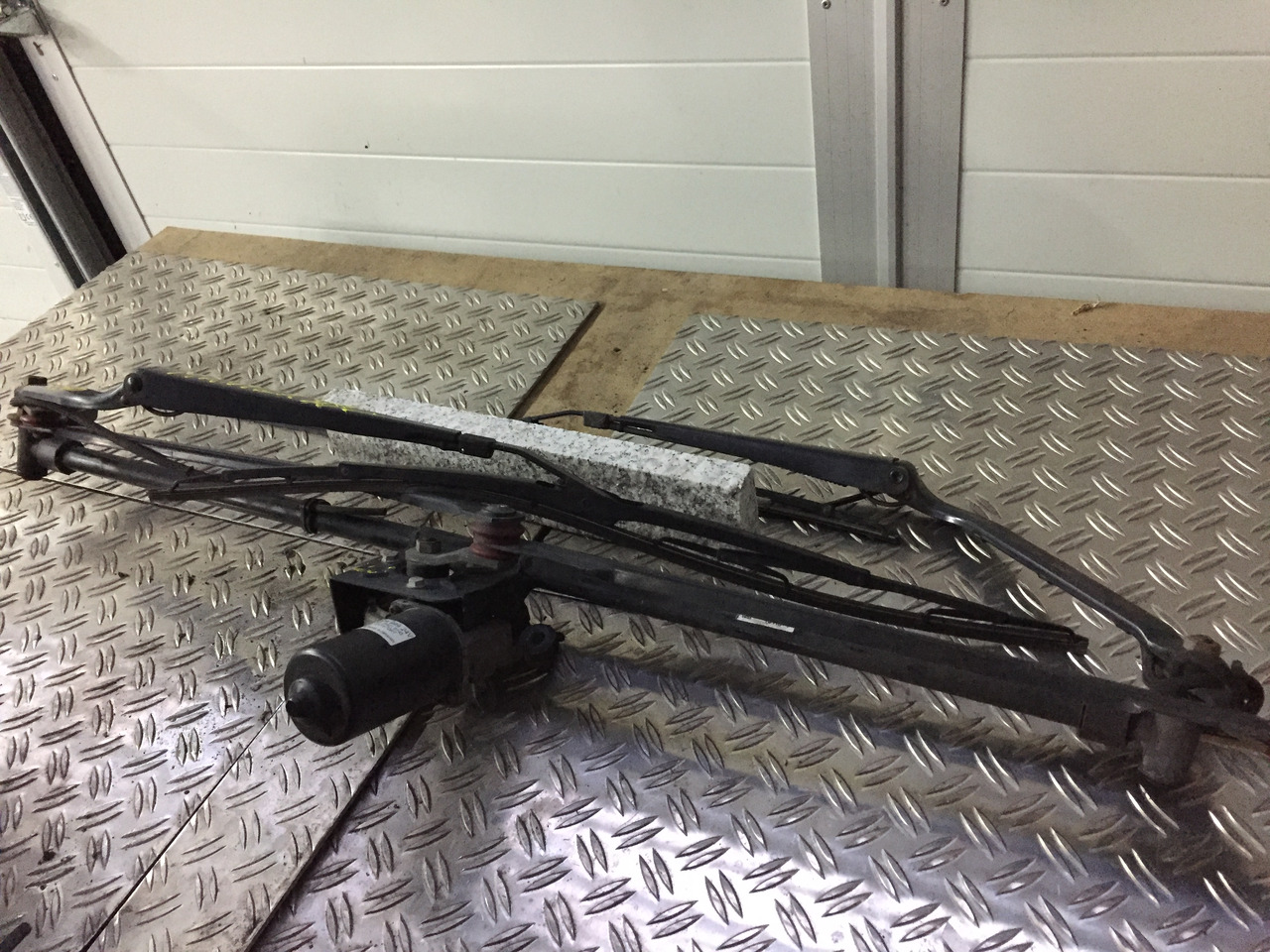 Gebrauchter Scheibenwischer MAN TGA 26.440 XXL mit Wischmotor Artikel - Nr.: 81.26411-6119 - Щетка стеклоочистителя для Грузовиков: фото 2 Gebrauchter Scheibenwischer MAN TGA 26.440 XXL mit Wischmotor Artikel - Nr.: 81.26411-6119 - Щетка стеклоочистителя для Грузовиков: фото 2