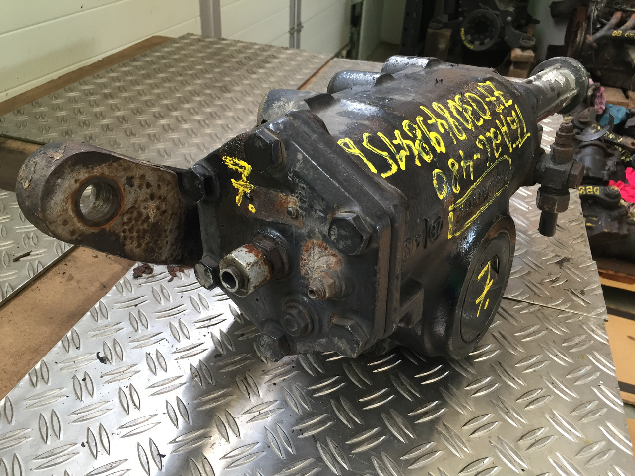 Gebrauchtes Lenkgetriebe MAN TGA 26.480, Artikel - Nr.: 81.46200-6425 - Рулевой механизм для Грузовиков: фото 4 Gebrauchtes Lenkgetriebe MAN TGA 26.480, Artikel - Nr.: 81.46200-6425 - Рулевой механизм для Грузовиков: фото 4