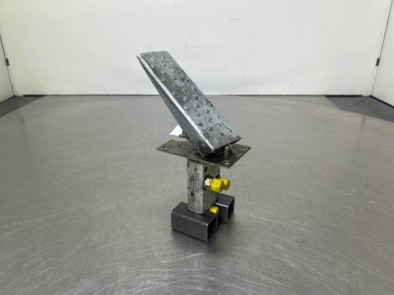 Terex TW150-Atlas 6049419/6047885-Gas pedal - Кабина и интерьер для Строительной техники: фото 1 Terex TW150-Atlas 6049419/6047885-Gas pedal - Кабина и интерьер для Строительной техники: фото 1