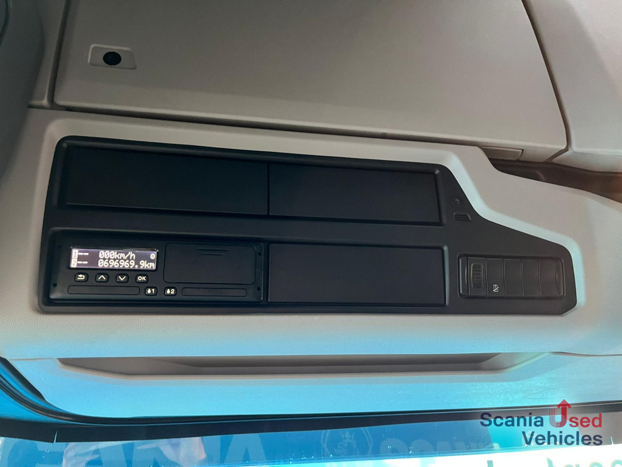 SCANIA R 450 A4x2NA RETARDER 8T DIFF-L SMART2 - Тягач: фото 4 SCANIA R 450 A4x2NA RETARDER 8T DIFF-L SMART2 - Тягач: фото 4