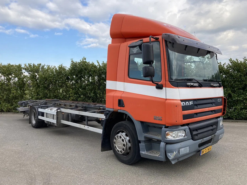 DAF CF65.180 Euro3 Manual / Laadklep - Грузовик-шасси: фото 1 DAF CF65.180 Euro3 Manual / Laadklep - Грузовик-шасси: фото 1
