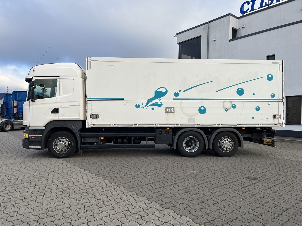 Scania R 450 6x2 Geränke Lenkachse Retarder - Грузовик с закрытым кузовом: фото 4 Scania R 450 6x2 Geränke Lenkachse Retarder - Грузовик с закрытым кузовом: фото 4