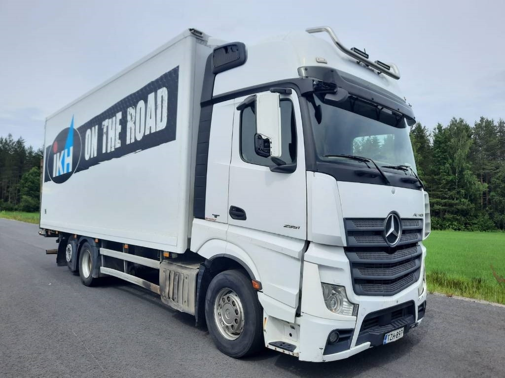 Mercedes-Benz Actros 2551 - Грузовик с закрытым кузовом: фото 2 Mercedes-Benz Actros 2551 - Грузовик с закрытым кузовом: фото 2