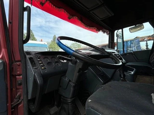 Фото интерьера 1: Тягач DAF 95.360 ATI SPACECAB (DUTCH TRUCK) (EURO 2 / ZF16 MANUAL GEARBOX / ABS BRAKE SYSTEM)