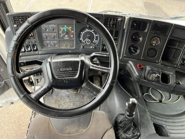Фото интерьера 1: Тягач Scania R114-340 LA 4x2 (2 FUEL LINES!!) (EURO 2 / 12 GEARS MANUAL GEARBOX / HYDRAULIC KIT)
