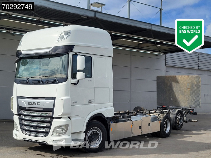 DAF XF 530 XF 6X2 2000kg Ladebordwand Lift+Steering-Axle Navi ACC Euro 6 - Грузовик-шасси: фото 1 DAF XF 530 XF 6X2 2000kg Ladebordwand Lift+Steering-Axle Navi ACC Euro 6 - Грузовик-шасси: фото 1