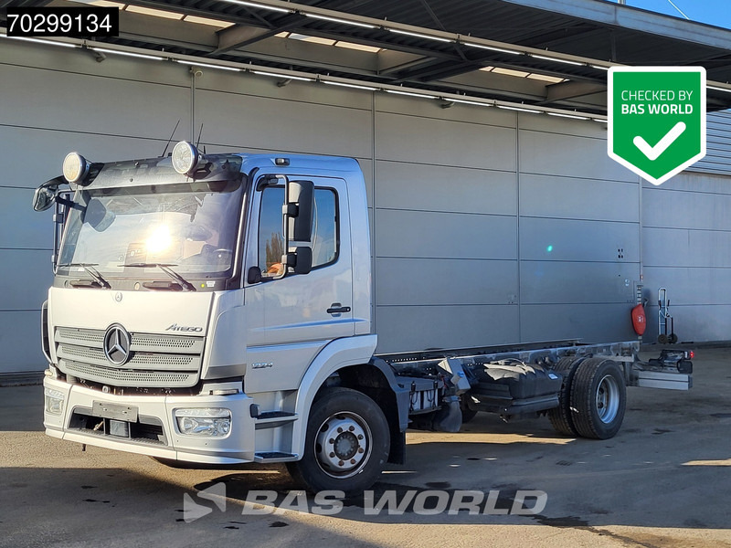 Mercedes-Benz Atego 1224 Atego 4X2 12tons chassis LOW Mileage! Automatic Airco Euro 6 - Грузовик-шасси: фото 1 Mercedes-Benz Atego 1224 Atego 4X2 12tons chassis LOW Mileage! Automatic Airco Euro 6 - Грузовик-шасси: фото 1
