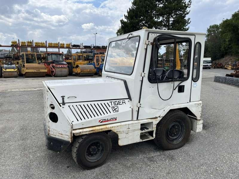 TAYLOR-DUNN TC-40 - Трактор: фото 3 TAYLOR-DUNN TC-40 - Трактор: фото 3