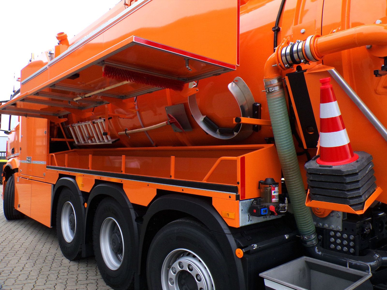 Mercedes-Benz Arocs 3551 8x4 Müller 16mCanalmaster F160EWA WRG - Ассенизатор: фото 5 Mercedes-Benz Arocs 3551 8x4 Müller 16mCanalmaster F160EWA WRG - Ассенизатор: фото 5
