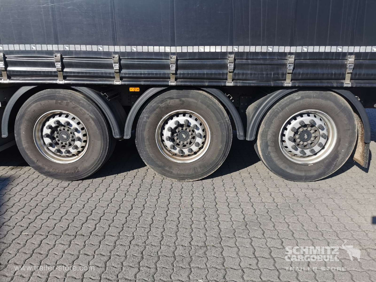 SCHMITZ Auflieger Curtainsider Standard - Тентованный полуприцеп: фото 2 SCHMITZ Auflieger Curtainsider Standard - Тентованный полуприцеп: фото 2