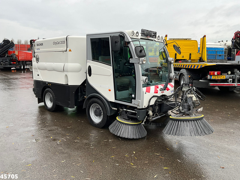 Bucher Citycat 2020 with 3-rd brush - Подметально-уборочная машина: фото 4 Bucher Citycat 2020 with 3-rd brush - Подметально-уборочная машина: фото 4