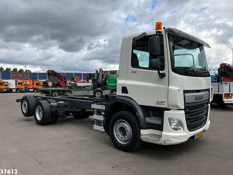 DAF FAN CF 330 Euro 6 Chassis cabine met kraanponton! Just 102.023 km! - Грузовик-шасси: фото 3 DAF FAN CF 330 Euro 6 Chassis cabine met kraanponton! Just 102.023 km! - Грузовик-шасси: фото 3