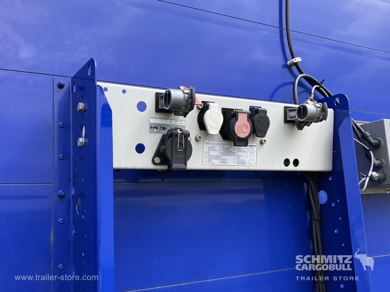 SCHMITZ Auflieger Curtainsider Standard - Тентованный полуприцеп: фото 2 SCHMITZ Auflieger Curtainsider Standard - Тентованный полуприцеп: фото 2