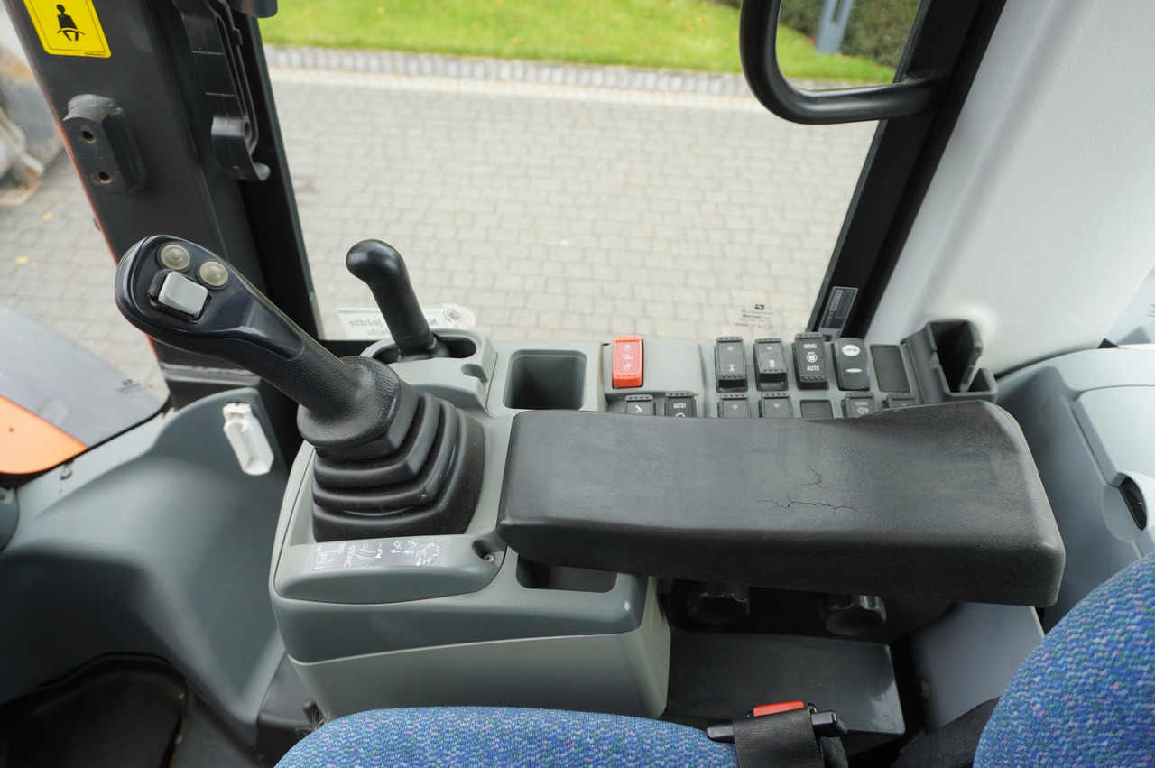 Колёсный погрузчик HITACHI ZW220 articulated loader / 2 buckets: фото 26 Колёсный погрузчик HITACHI ZW220 articulated loader / 2 buckets: фото 26