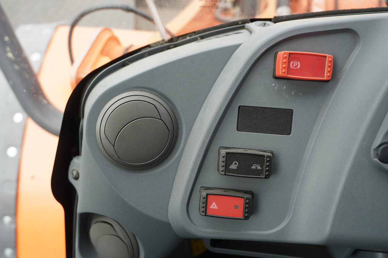 Колёсный погрузчик HITACHI ZW220 articulated loader / 2 buckets: фото 28 Колёсный погрузчик HITACHI ZW220 articulated loader / 2 buckets: фото 28