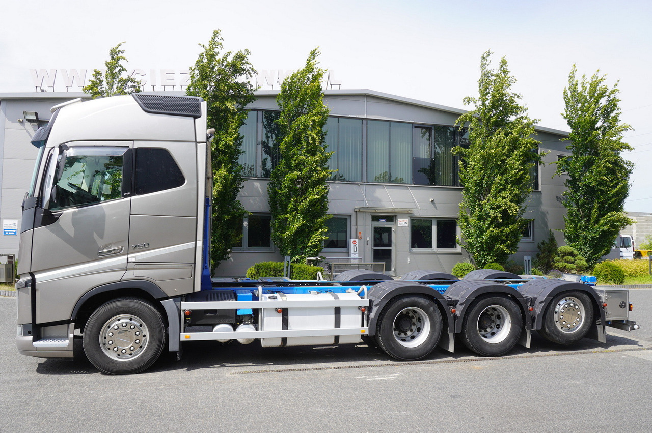 VOLVO FH16 750 8x4x4 / 750 HP! / Frame 685 cm / Steered 4th axle - Автоманипулятор: фото 3 VOLVO FH16 750 8x4x4 / 750 HP! / Frame 685 cm / Steered 4th axle - Автоманипулятор: фото 3