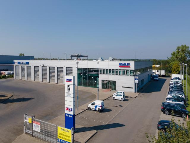 DAF XB 290 FA 16 to. Curtainsider LBW 1.5 AHK - Тентованный грузовик: фото 1 DAF XB 290 FA 16 to. Curtainsider LBW 1.5 AHK - Тентованный грузовик: фото 1