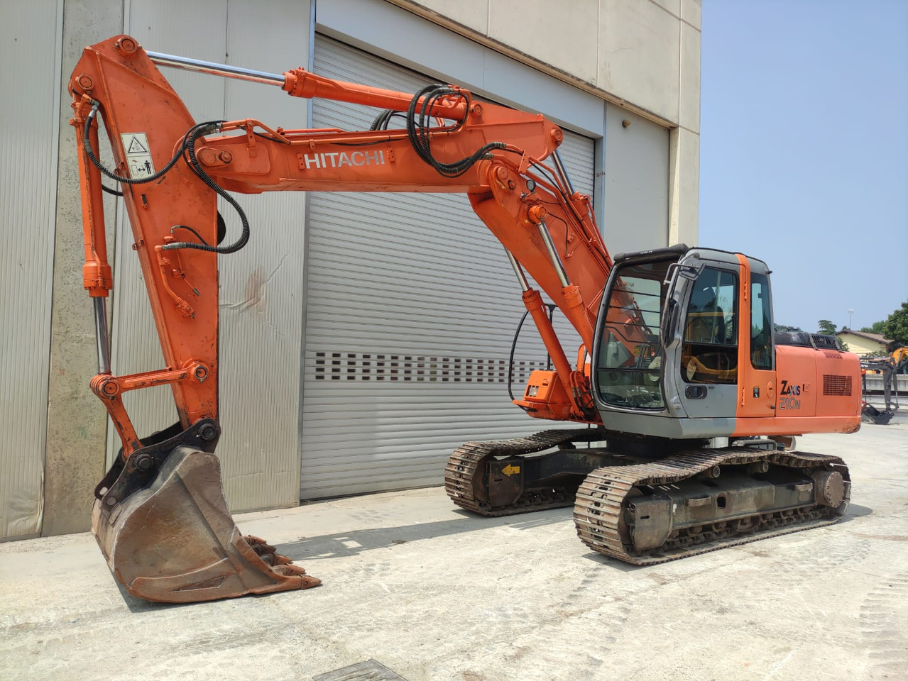 HITACHI ZX210N - Гусеничный экскаватор: фото 1 HITACHI ZX210N - Гусеничный экскаватор: фото 1