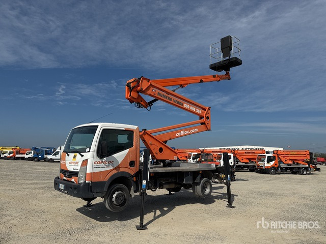 Nissan Cabstar Piattaforma autocarrata - Грузовик с подъемником: фото 1 Nissan Cabstar Piattaforma autocarrata - Грузовик с подъемником: фото 1