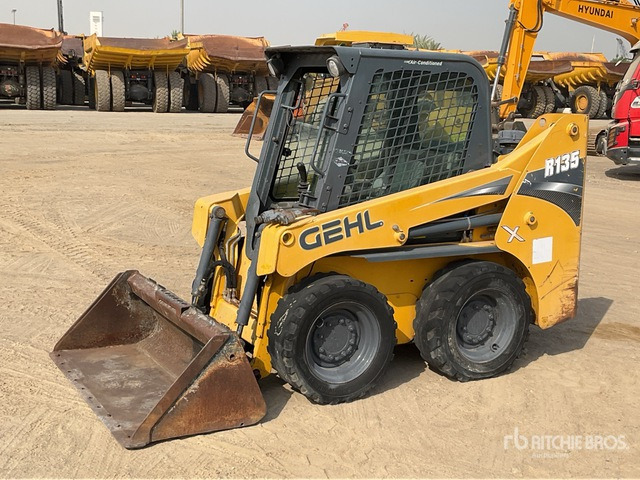 Gehl R135 - Мини-погрузчик с бортовым поворотом: фото 2 Gehl R135 - Мини-погрузчик с бортовым поворотом: фото 2